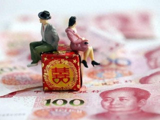 女方要求30万彩礼一分不少！新婚夜男方铺白布验身：看你值多少？