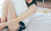 赵露思甜美小清新私房美拍，翘脚丫俏皮可爱青春靓丽