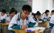 家长变身卧底潜入中学生群聊，内容令家长崩溃，努力还有何意义？