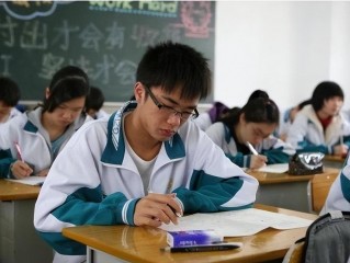 家长变身卧底潜入中学生群聊，内容令家长崩溃，努力还有何意义？