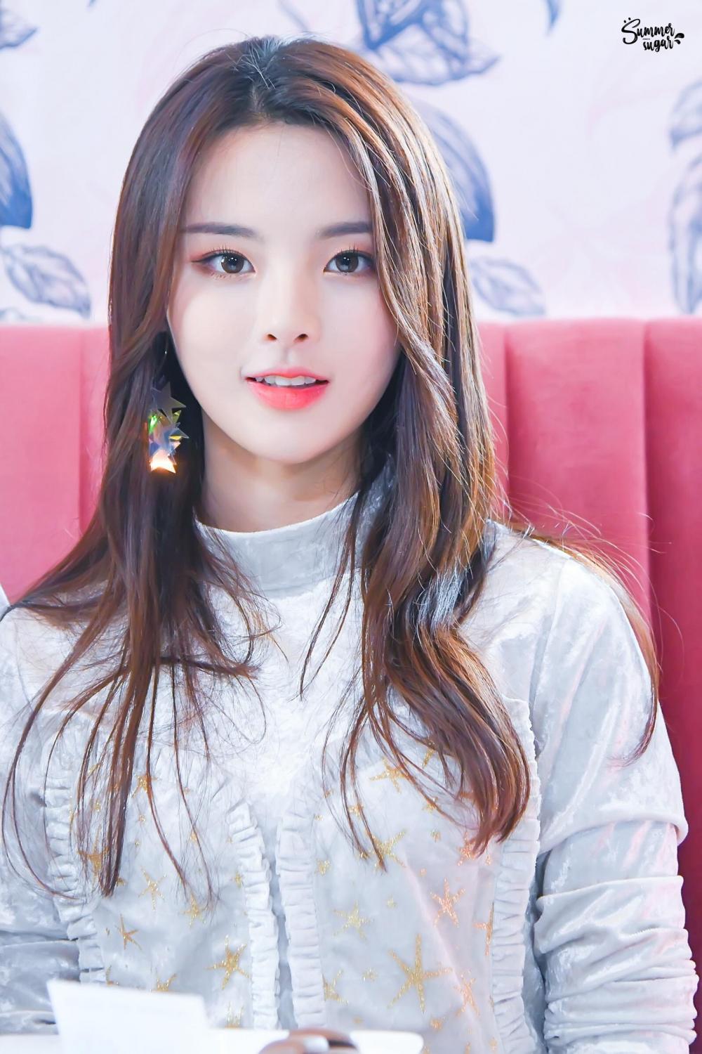 从餐厅服务员到顶流女明星,杨超越的观众缘为什么这么好
