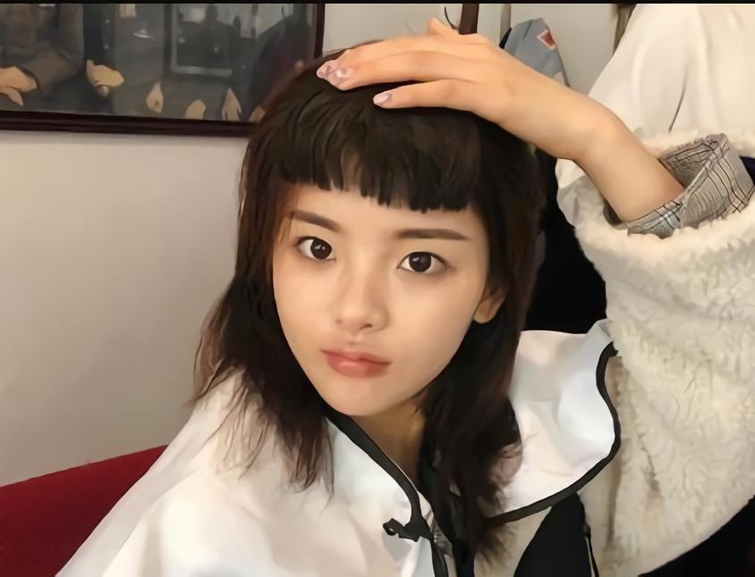 从餐厅服务员到顶流女明星,杨超越的观众缘为什么这么好