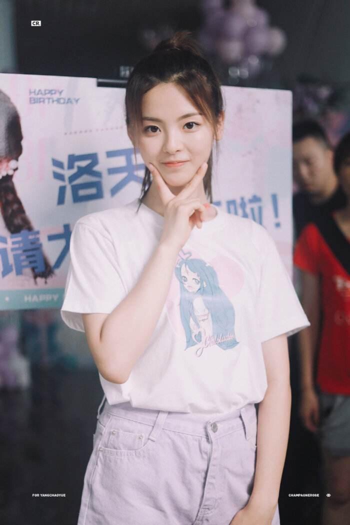 从餐厅服务员到顶流女明星,杨超越的观众缘为什么这么好
