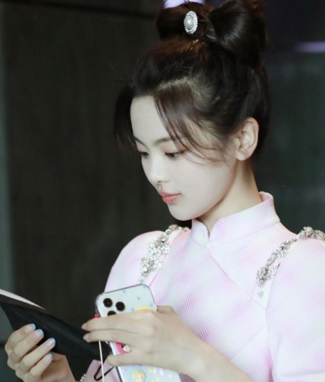 从餐厅服务员到顶流女明星,杨超越的观众缘为什么这么好