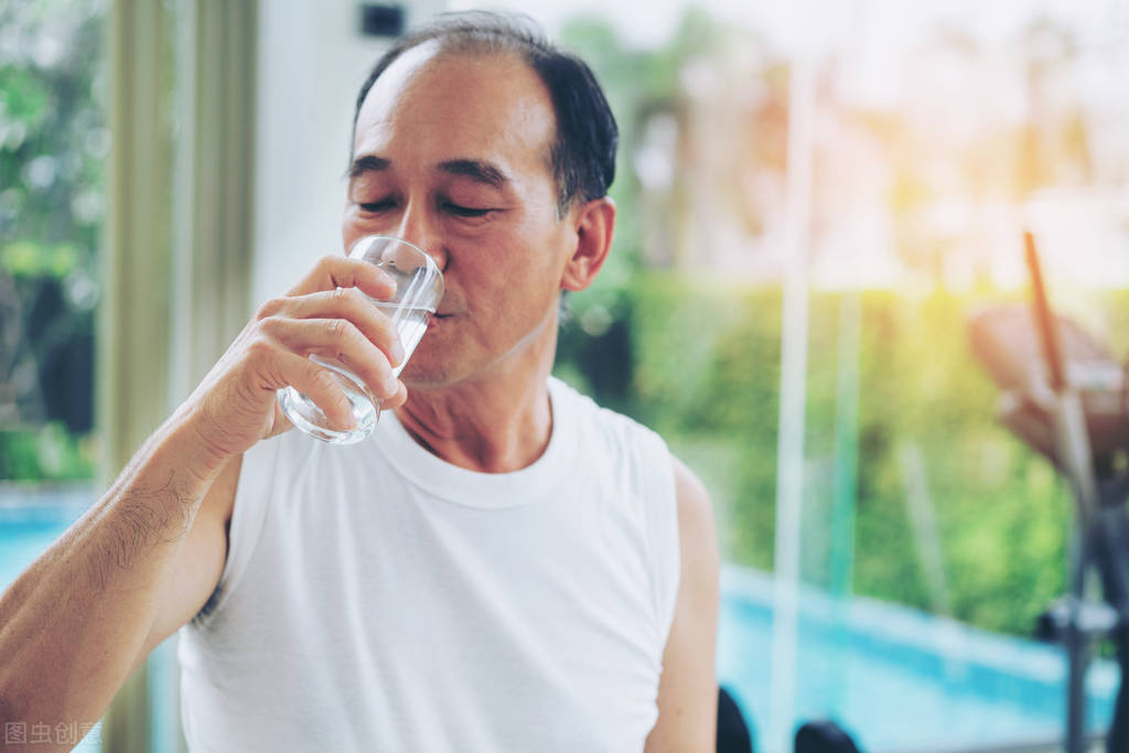 为何早晨起床的时候嘴巴总是发干?医生提醒:可能和4大疾病有关
